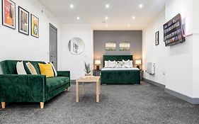 Rnm - Upgraded Business Stay For Travelling Contractors, All Amenities, Private Access Entire Place, Kitchen & Washroom, Smart Tv, Easy Access, Parking Nearby