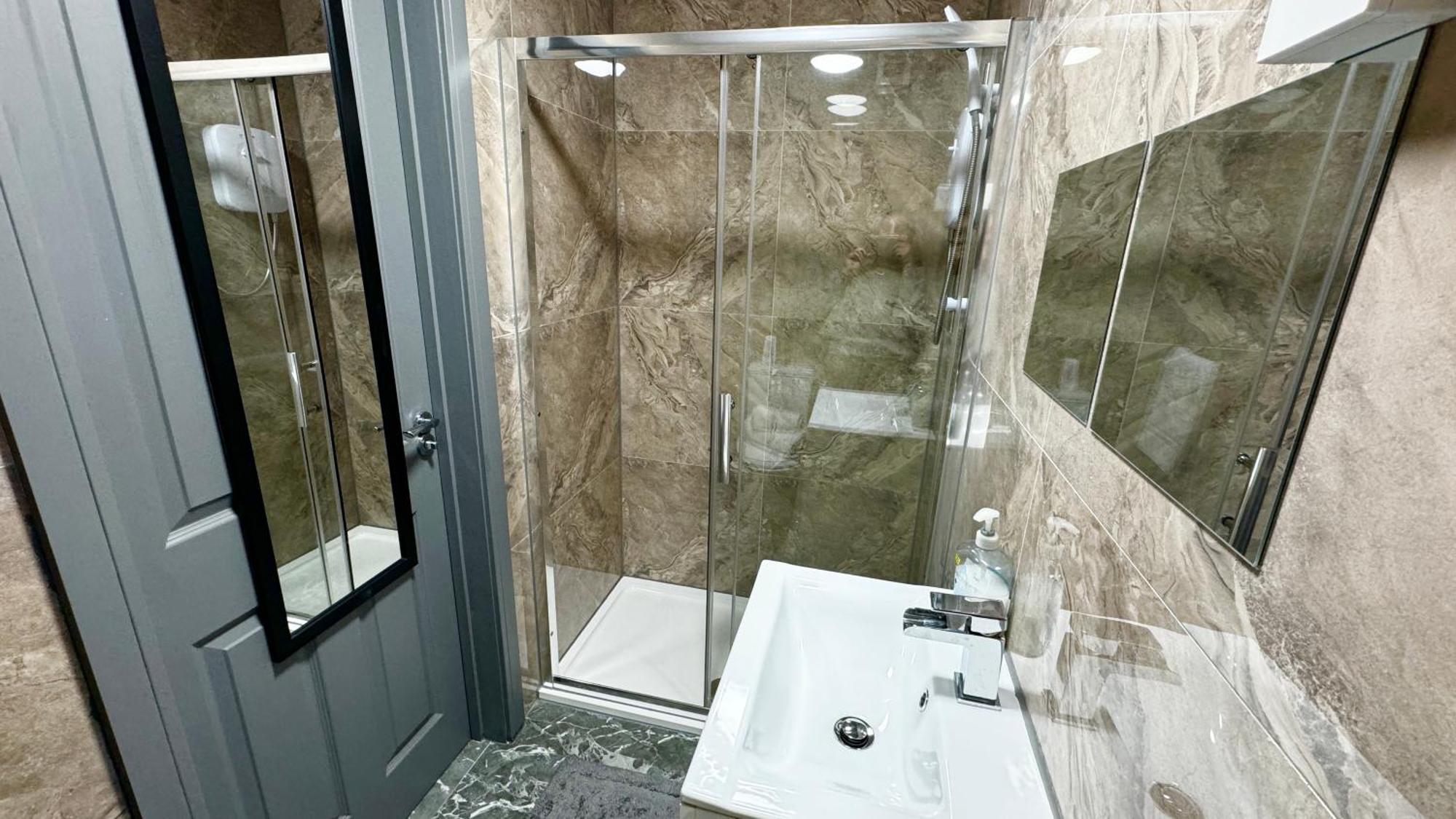 Rnm - Upgraded Business Stay For Travelling Contractors, All Amenities, Private Access Entire Place, Kitchen & Washroom, Smart Tv, Easy Access, Parking Nearby Cradley Heath Exterior photo