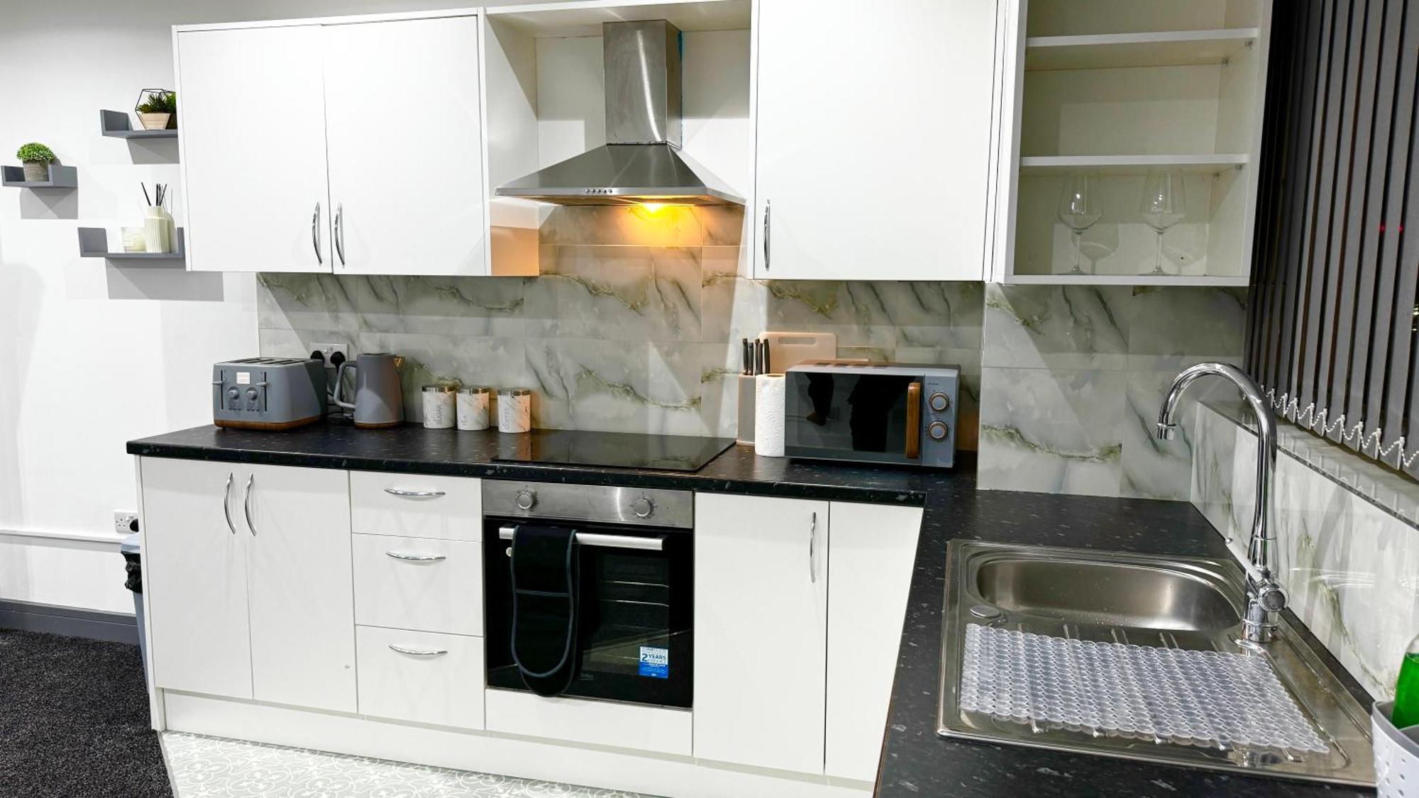Rnm - Upgraded Business Stay For Travelling Contractors, All Amenities, Private Access Entire Place, Kitchen & Washroom, Smart Tv, Easy Access, Parking Nearby Cradley Heath Exterior photo