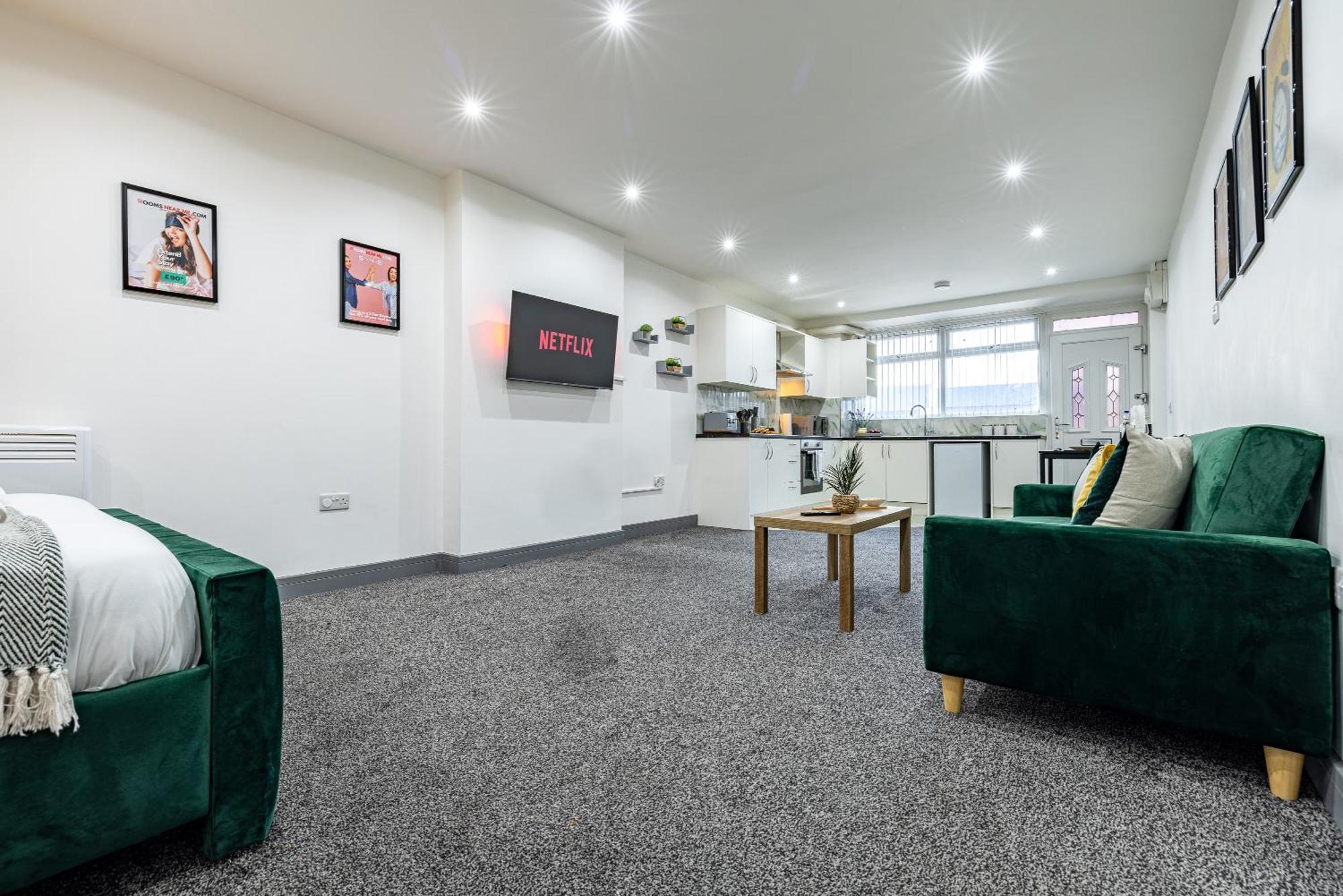 Rnm - Upgraded Business Stay For Travelling Contractors, All Amenities, Private Access Entire Place, Kitchen & Washroom, Smart Tv, Easy Access, Parking Nearby Cradley Heath Exterior photo