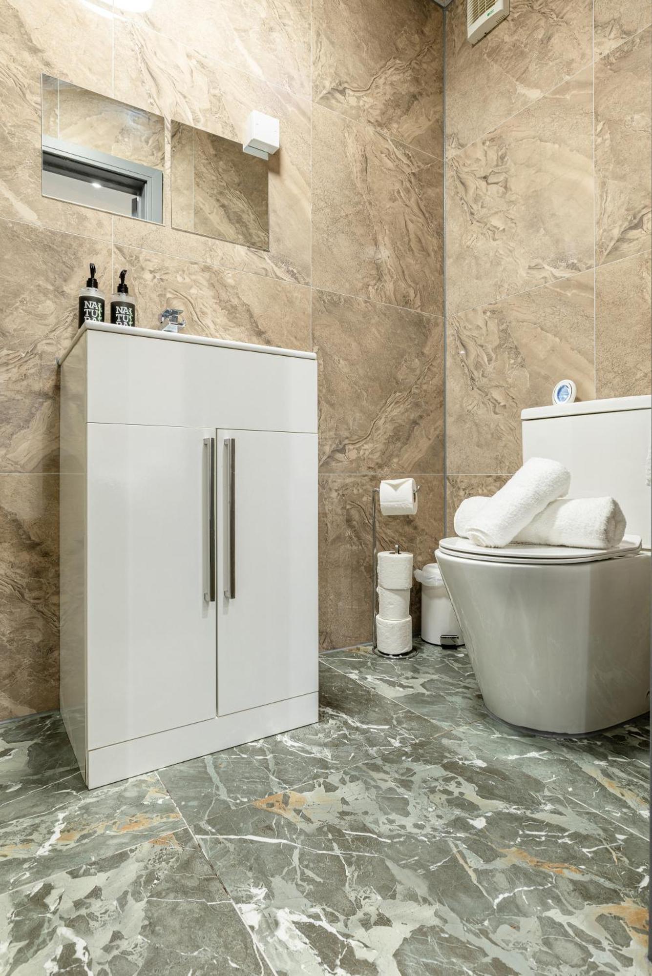 Rnm - Upgraded Business Stay For Travelling Contractors, All Amenities, Private Access Entire Place, Kitchen & Washroom, Smart Tv, Easy Access, Parking Nearby Cradley Heath Exterior photo