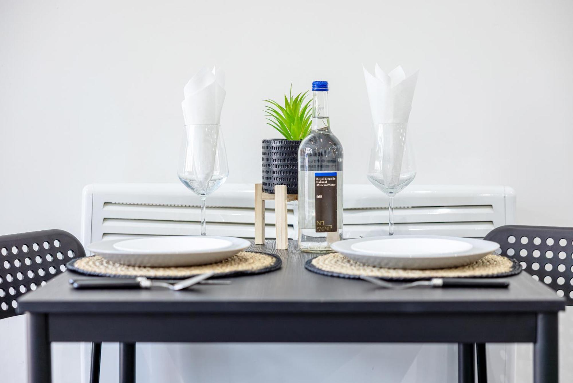 Rnm - Upgraded Business Stay For Travelling Contractors, All Amenities, Private Access Entire Place, Kitchen & Washroom, Smart Tv, Easy Access, Parking Nearby Cradley Heath Exterior photo