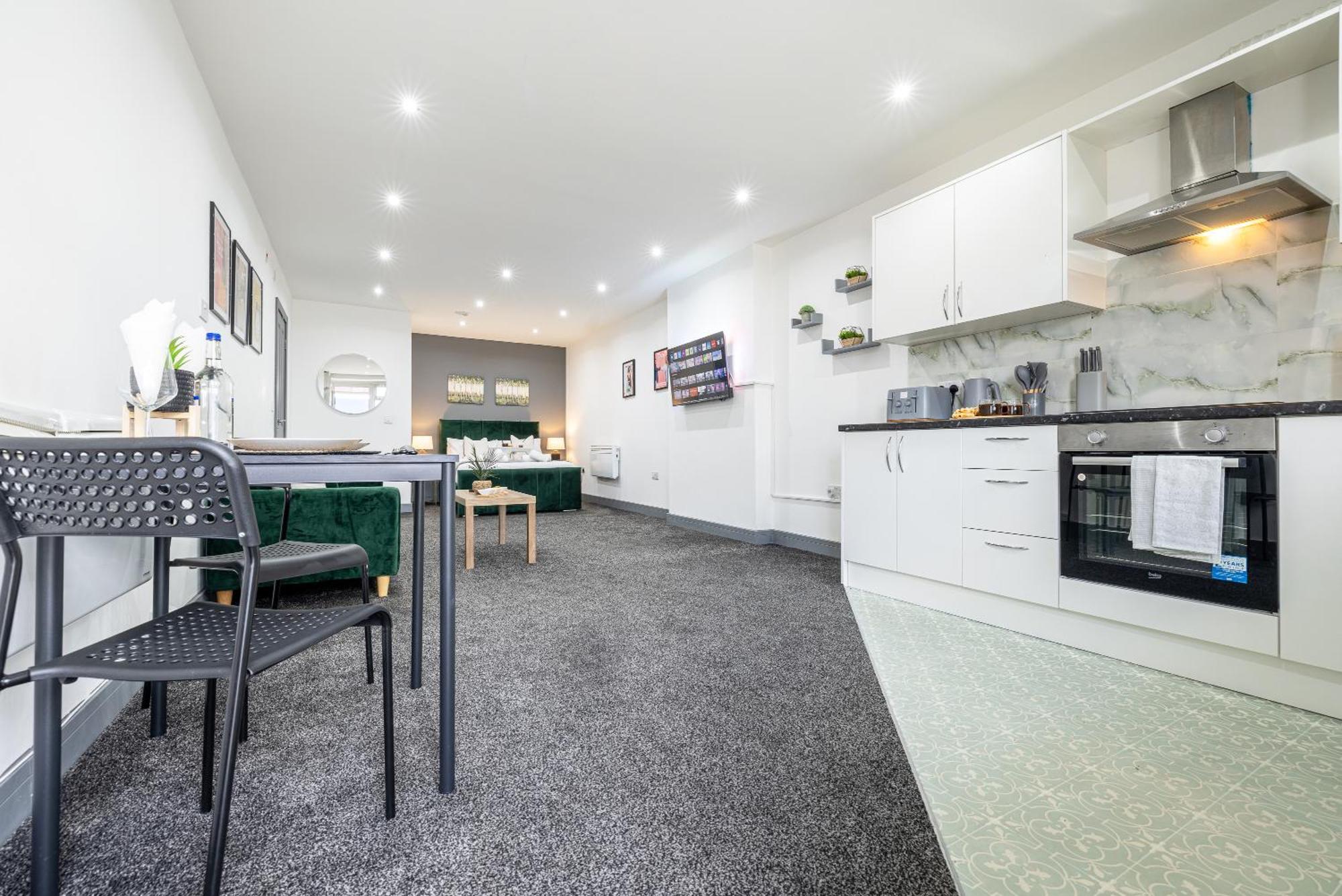 Rnm - Upgraded Business Stay For Travelling Contractors, All Amenities, Private Access Entire Place, Kitchen & Washroom, Smart Tv, Easy Access, Parking Nearby Cradley Heath Exterior photo